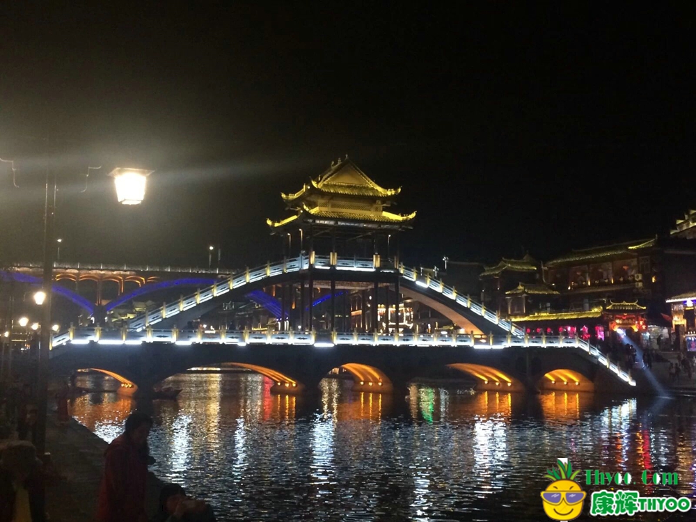 張家界、鳳凰古城\鳳凰古城夜景2-康輝旅游-蔡曉欣供圖
